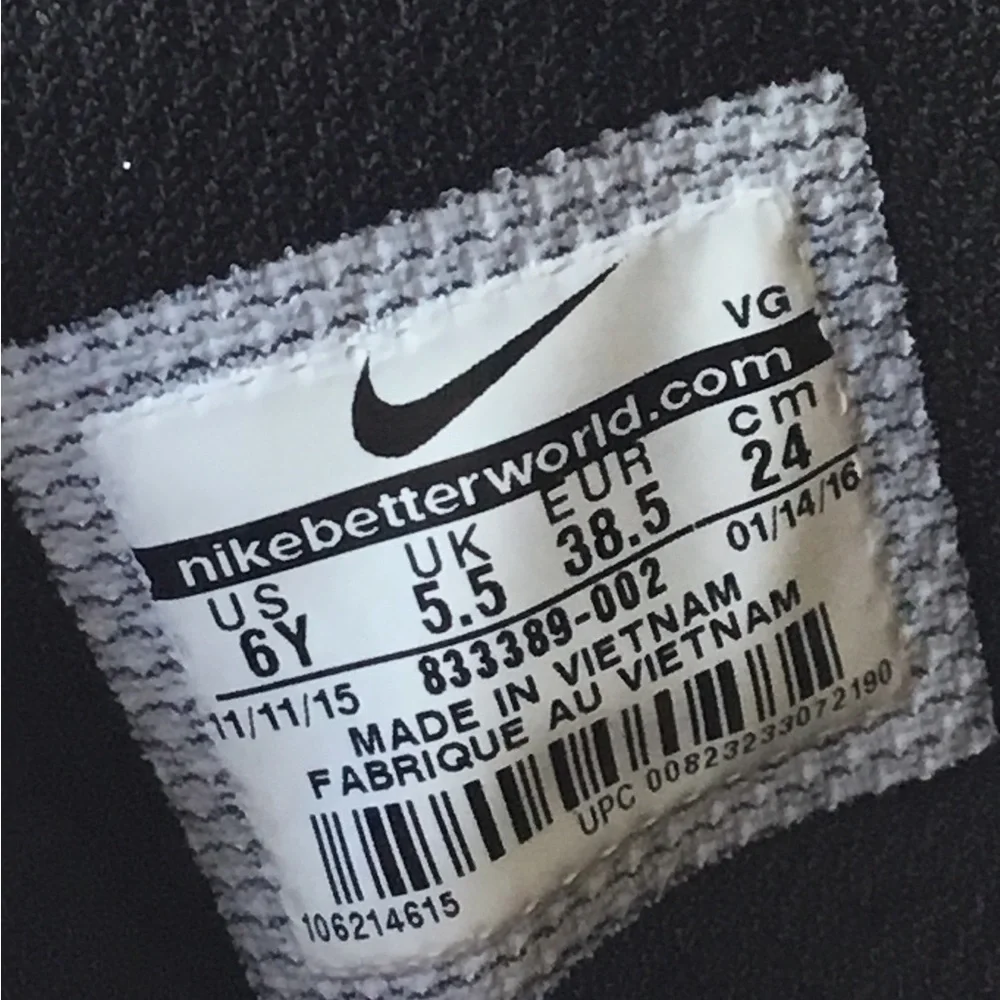 NIKE Boys size 6 Y STRIKE HIGH TOP FOOTBALL CLEATS